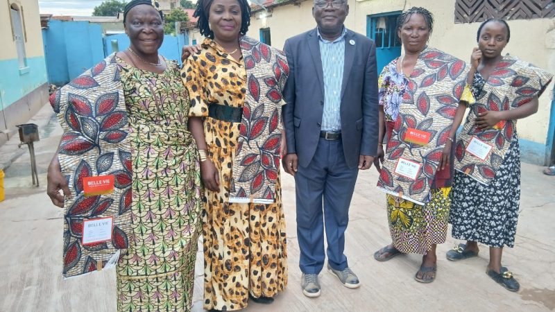 Haut-Katanga : Martin Kazembe Shula et Sama Lukonde offrent des pagnes aux femmes Lwanzo pour la fête du 8 Mars 2026