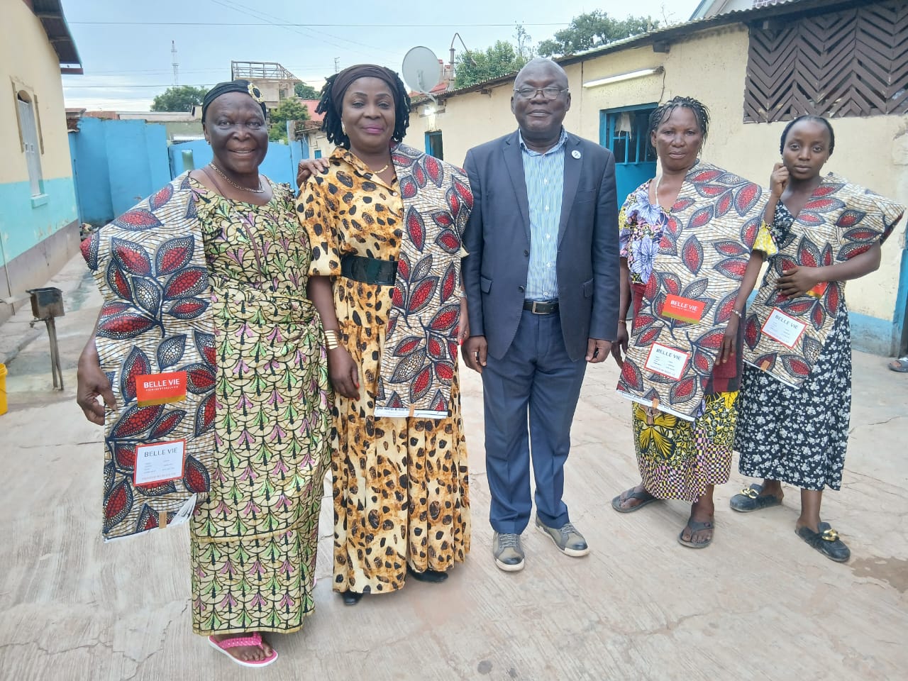 Haut-Katanga : Martin Kazembe Shula et Sama Lukonde offrent des pagnes aux femmes Lwanzo pour la fête du 8 Mars 2026
